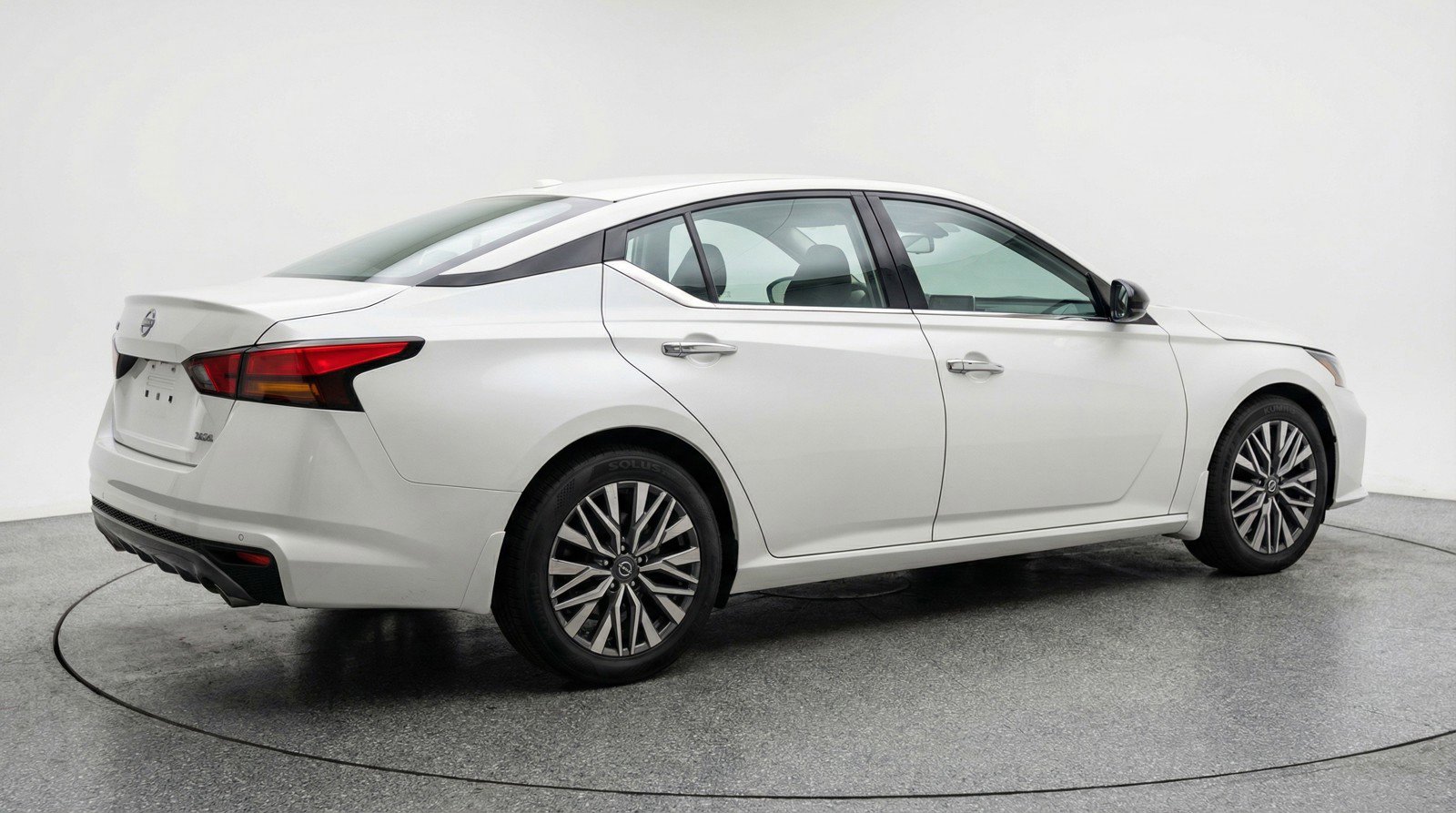 Used 2025 Nissan Altima 2.5 SV image 9