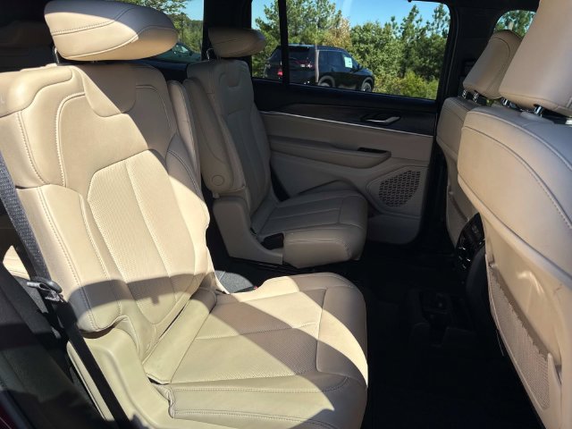 Used 2023 Jeep Grand Cherokee L Limited w/ Luxury Tech Group II AWD/4WD image 19