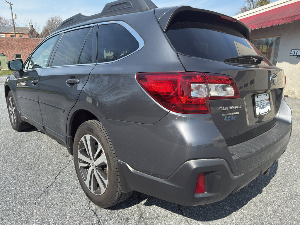 Used 2018 Subaru Outback 2.5i Limited image 3