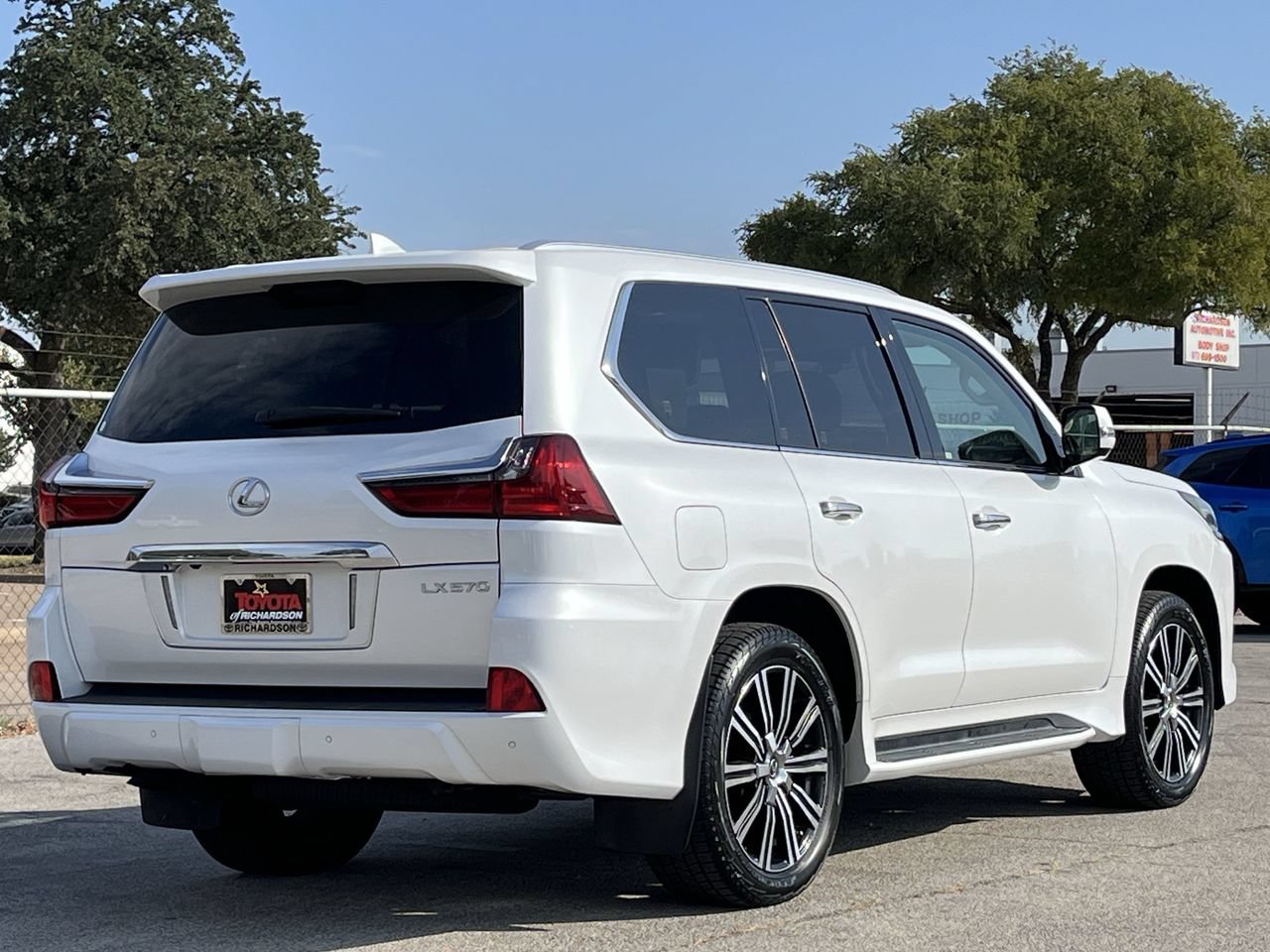 Used 2019 Lexus LX 570 4WD w/ Luxury Package image 4