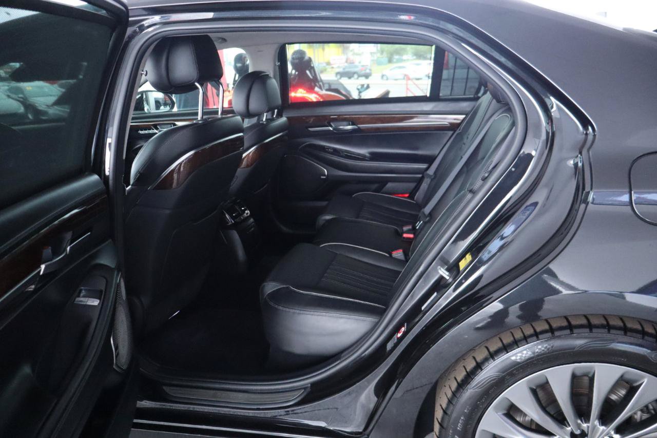 Used 2018 Genesis G90 3.3T Premium RWD image 30