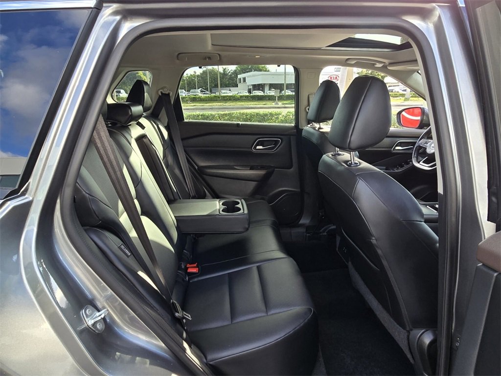 Used 2021 Nissan Rogue SV w/ Premium Package image 16