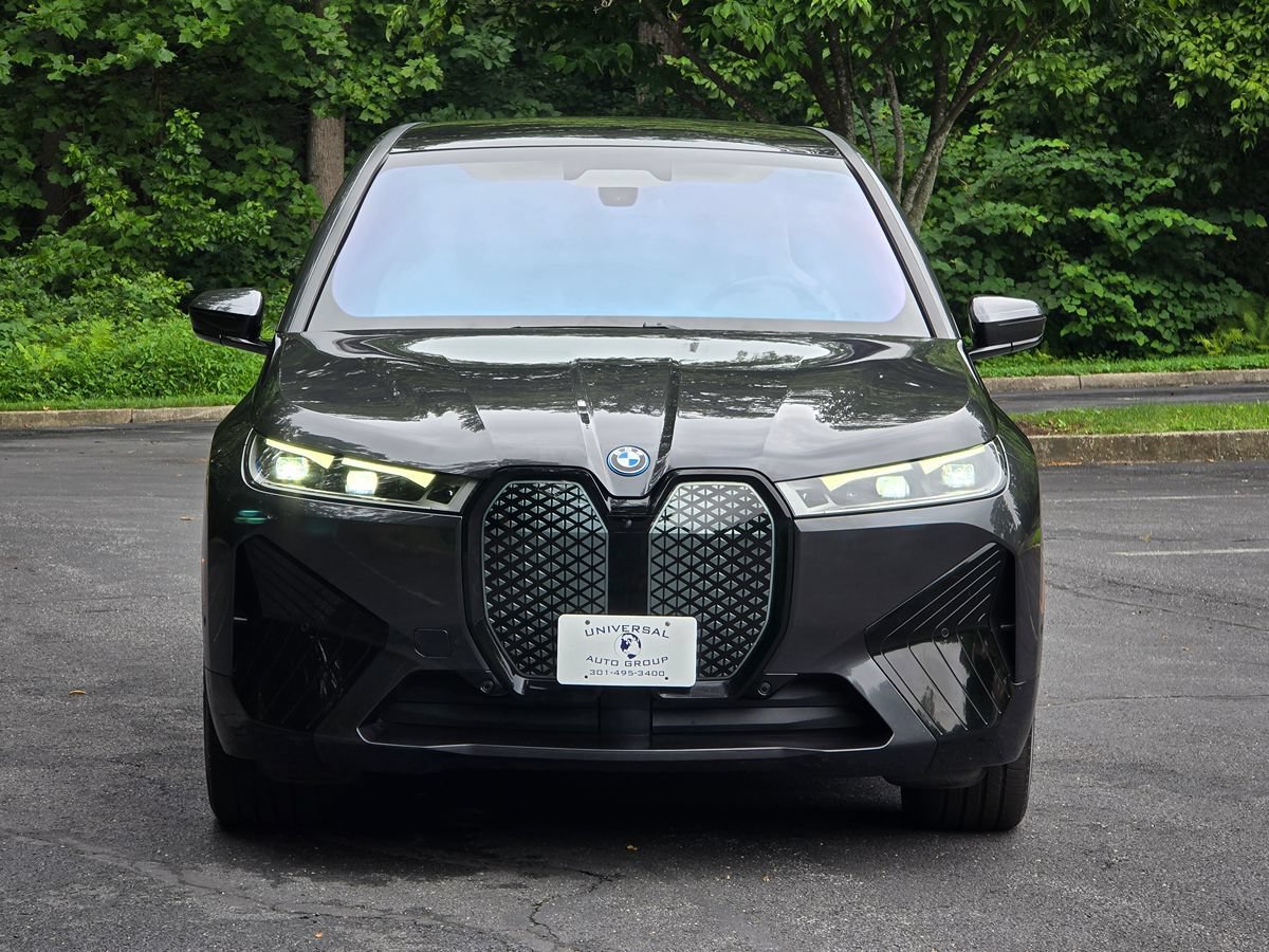 Used 2024 BMW iX xDrive50 w/ Sport Package AWD/4WD image 8