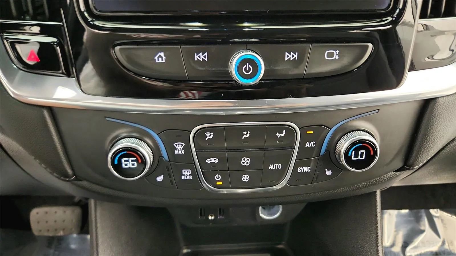 Used 2023 Chevrolet Traverse LT w/ Midnight/Sport Edition image 27