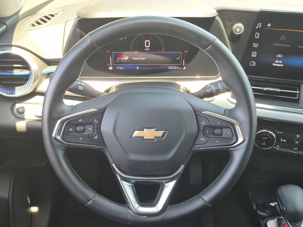 Used 2025 Chevrolet Trax LT w/ LT Convenience Package FWD image 23