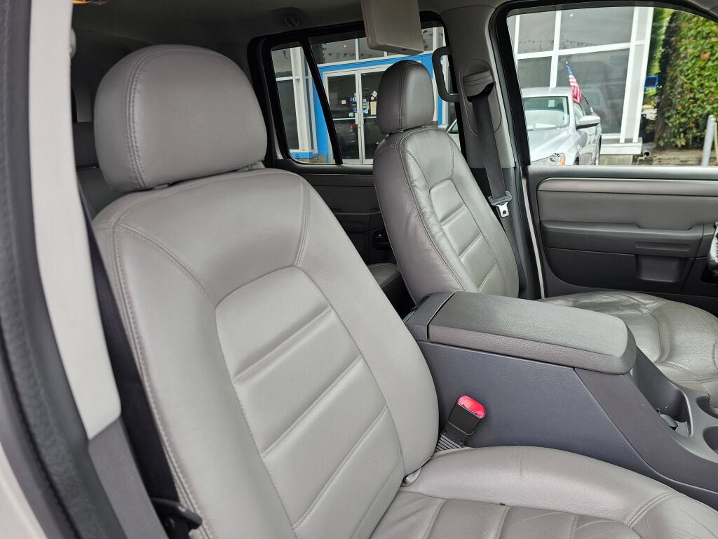 Used 2004 Ford Explorer XLT AWD/4WD image 12