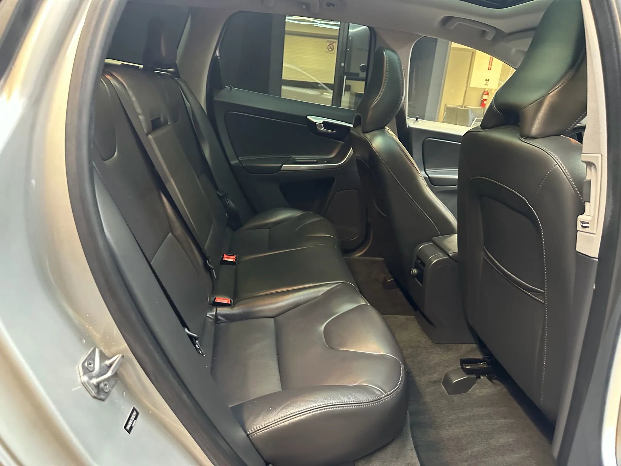 Used 2016 Volvo XC60 T6 w/ Proximity Package image 28