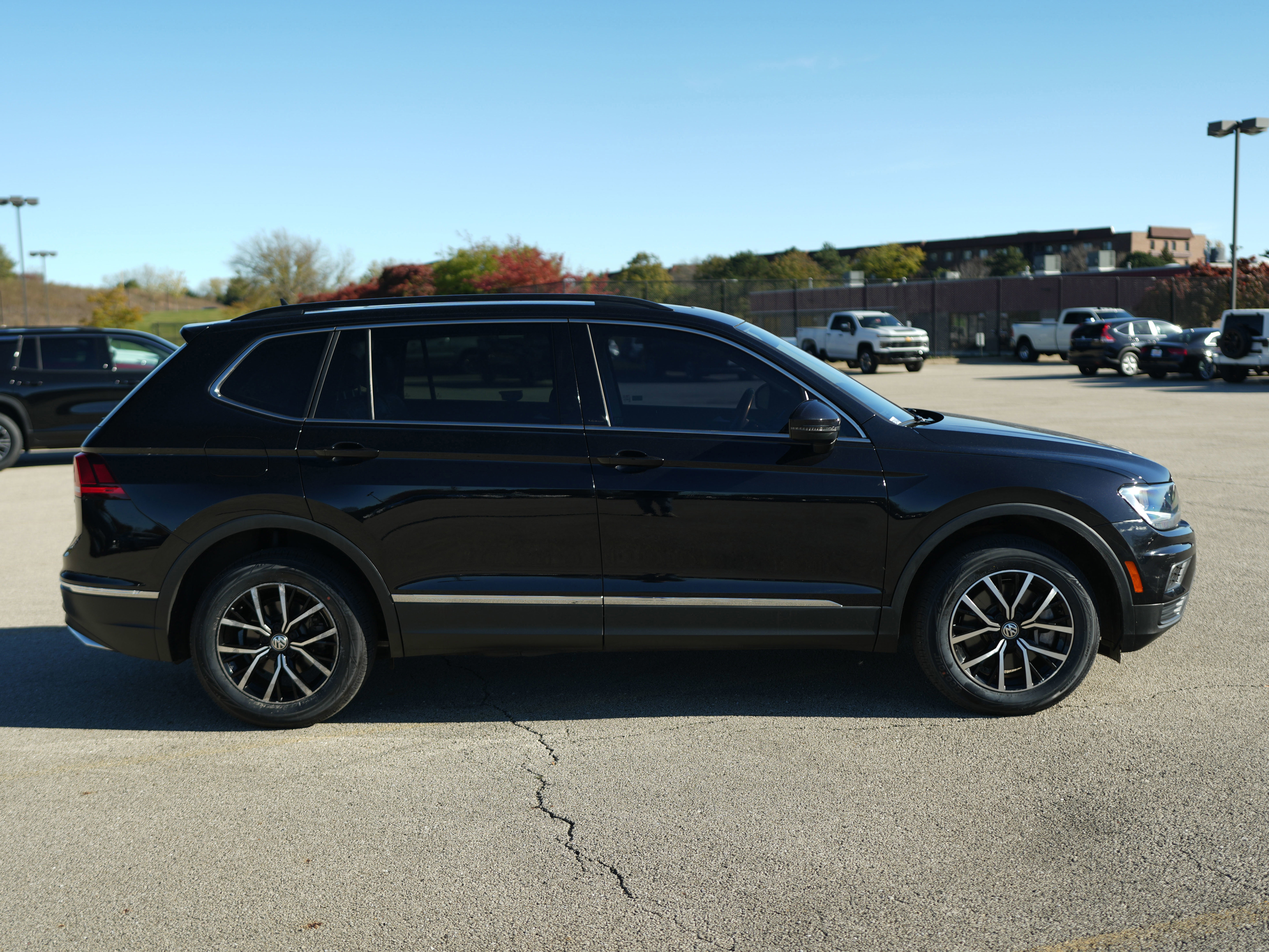 Used 2021 Volkswagen Tiguan SE w/ Panoramic Sunroof Package image 9