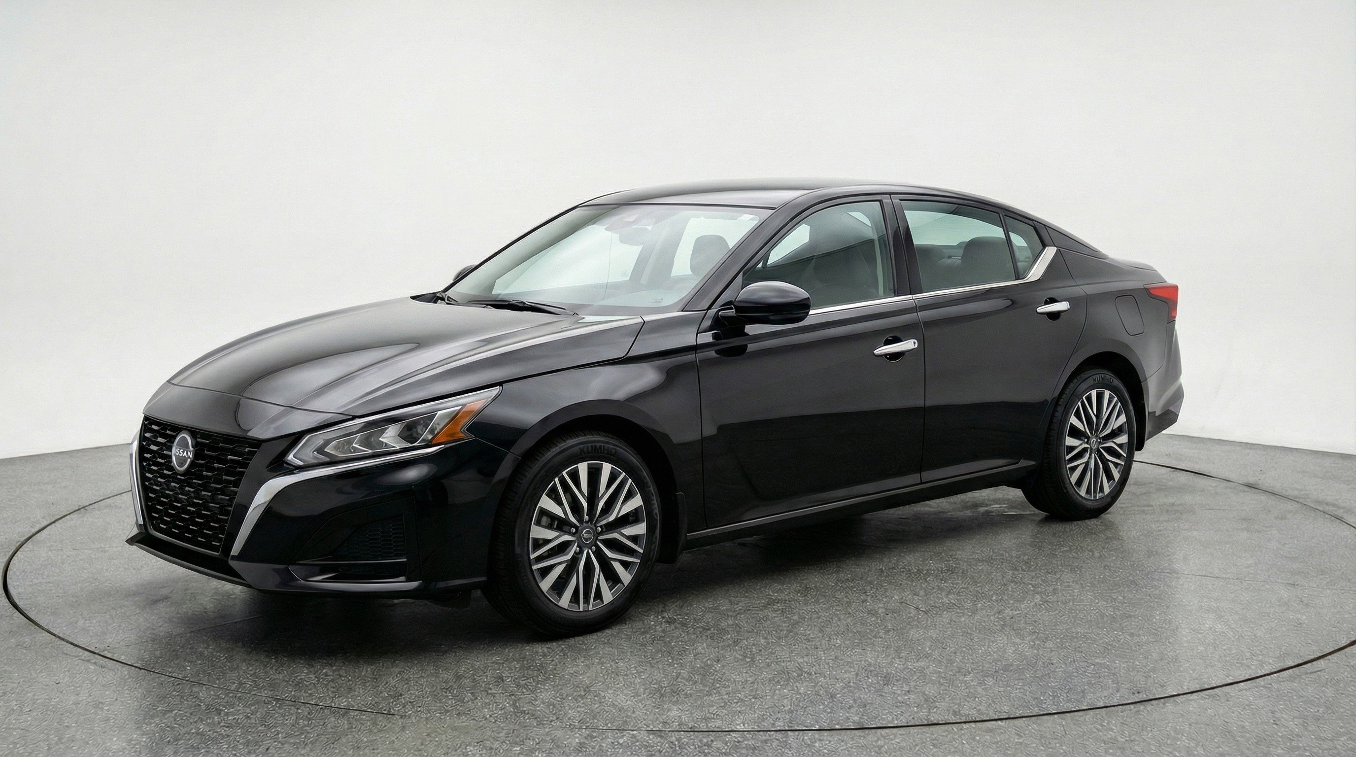 Used 2025 Nissan Altima 2.5 SV image 3