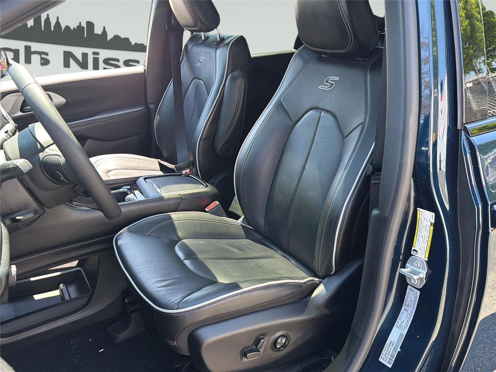 Used 2025 Chrysler Pacifica Limited FWD image 10