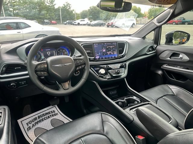 Used 2025 Chrysler Pacifica Limited FWD image 22