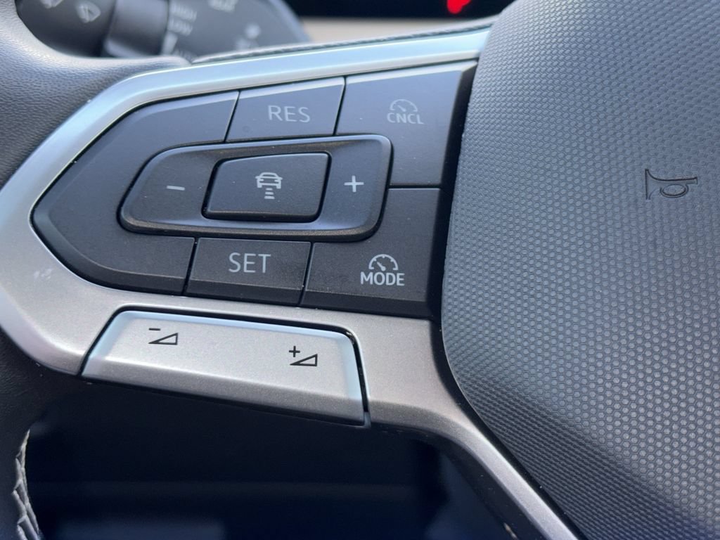 Used 2025 Volkswagen Tiguan SE FWD image 11