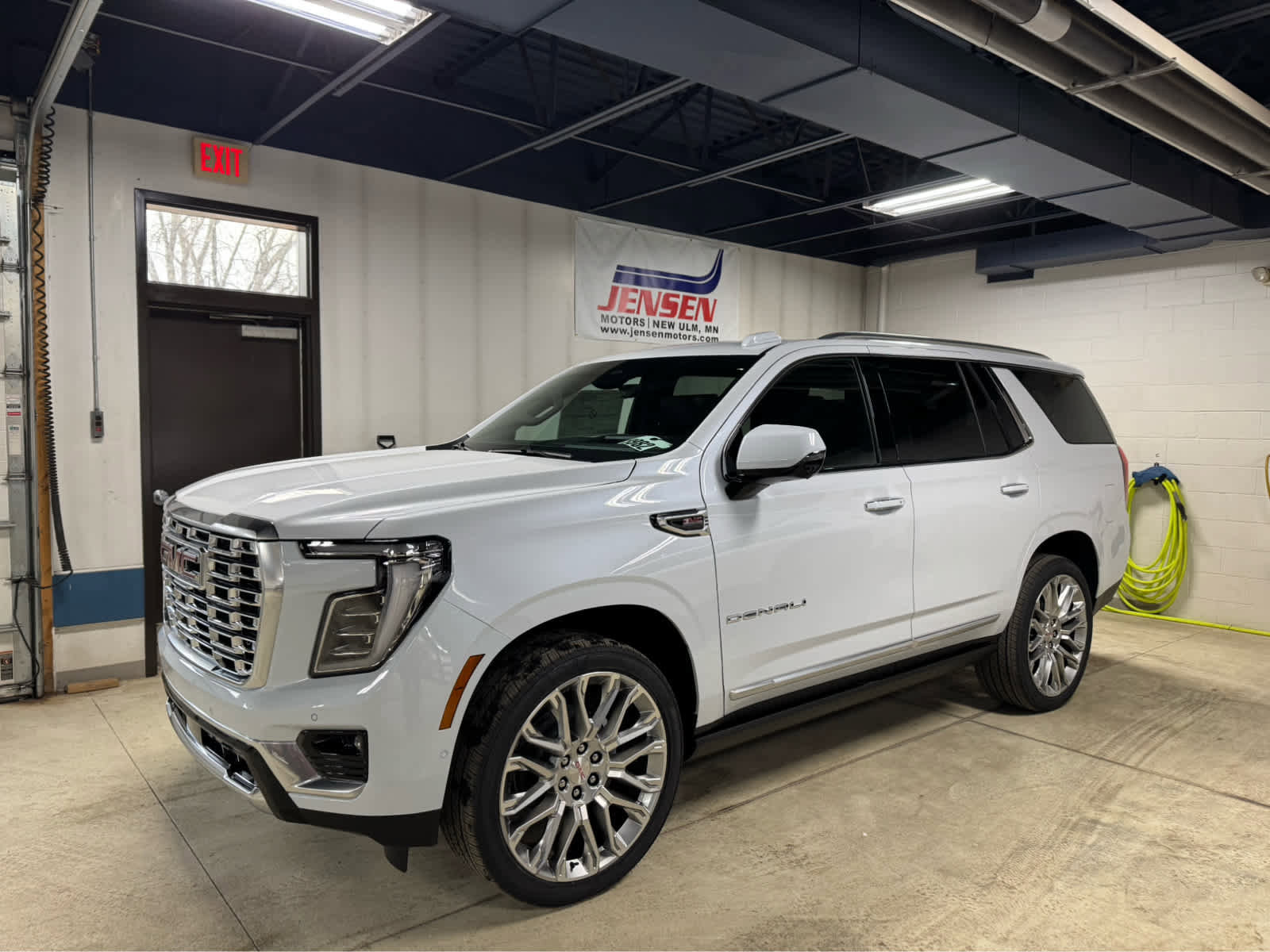 New 2026 GMC Yukon Denali w/ Denali Reserve Package AWD/4WD image 1
