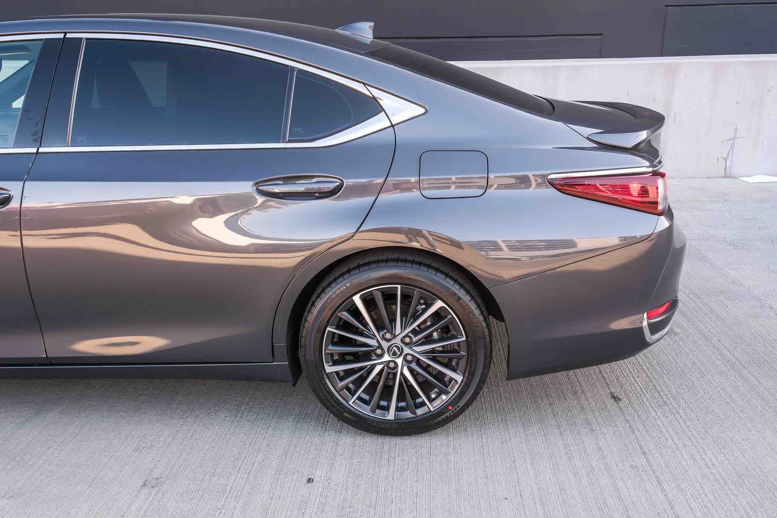 Used 2025 Lexus ES 300h w/ Premium Package FWD image 8