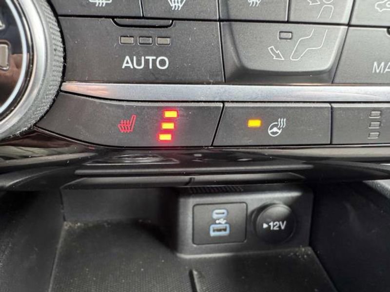 Used 2022 Ford Escape SE w/ SE Sport Appearance Package image 17