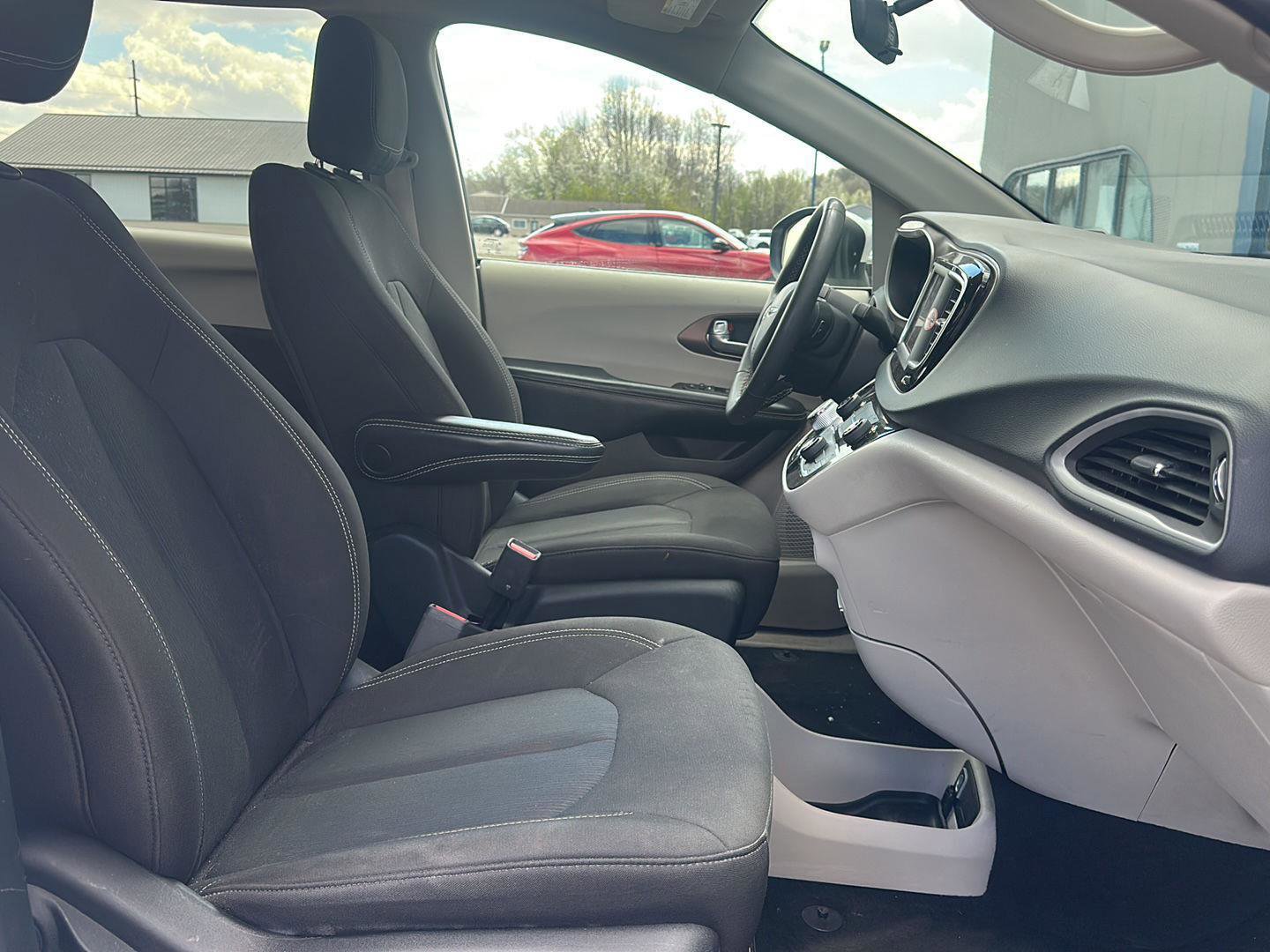Used 2022 Chrysler Voyager LX FWD image 19
