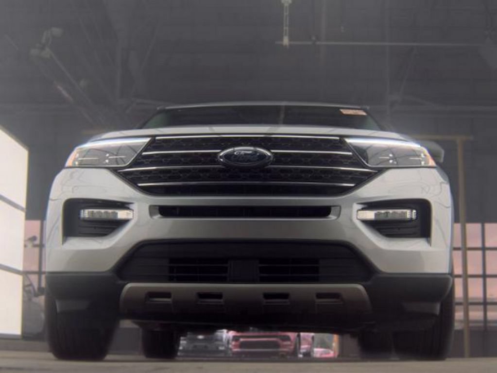Used 2024 Ford Explorer XLT w/ Equipment Group 202A AWD/4WD image 4
