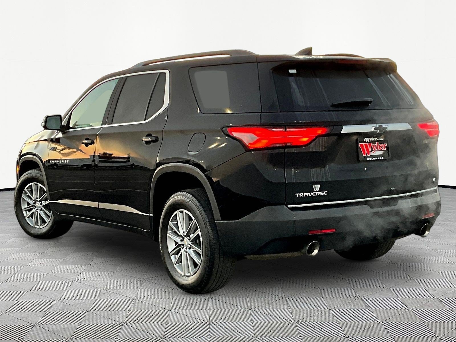 Used 2023 Chevrolet Traverse LT FWD image 4