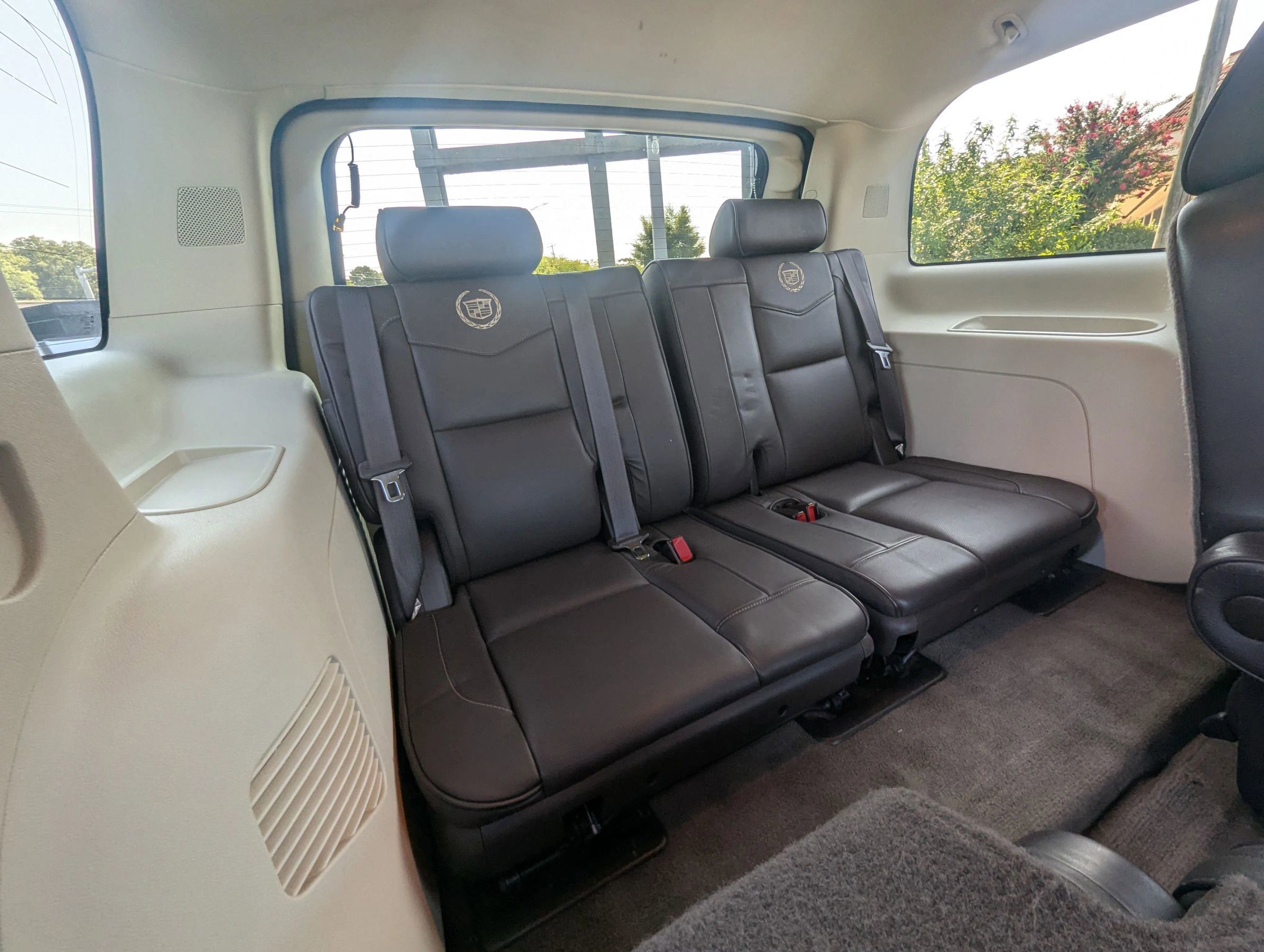 Used 2011 Cadillac Escalade Platinum image 18