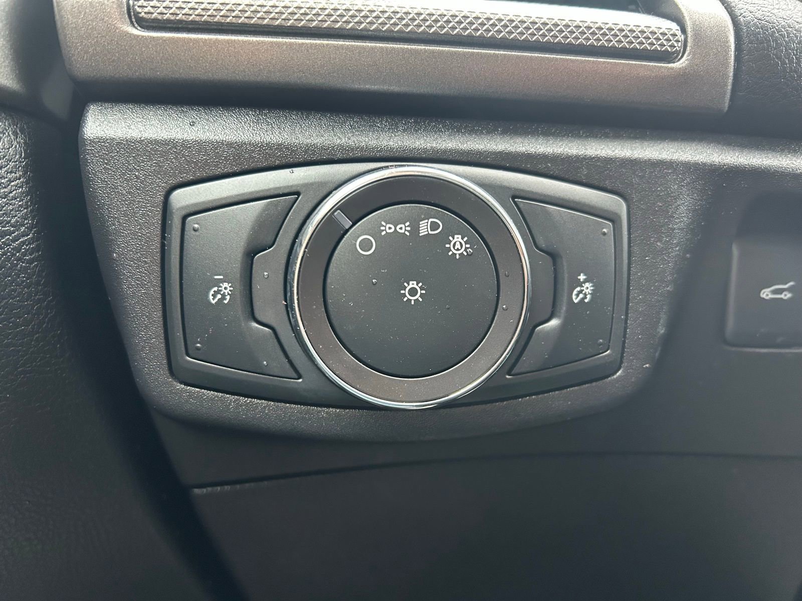 Used 2018 Ford Fusion SE w/ Fusion SE Technology Package image 15