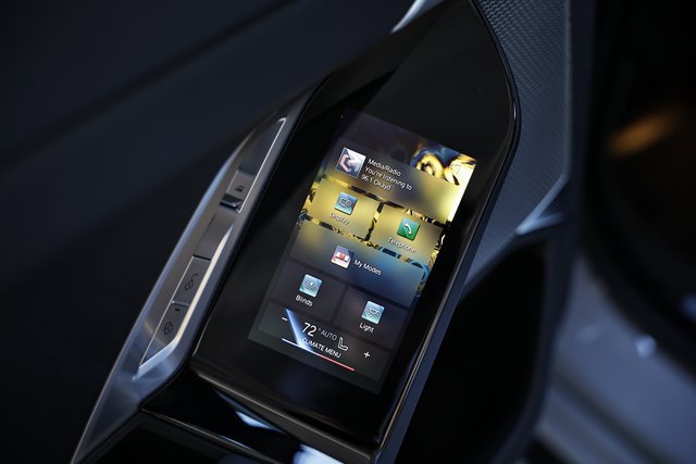 Used 2025 BMW 740i xDrive image 25