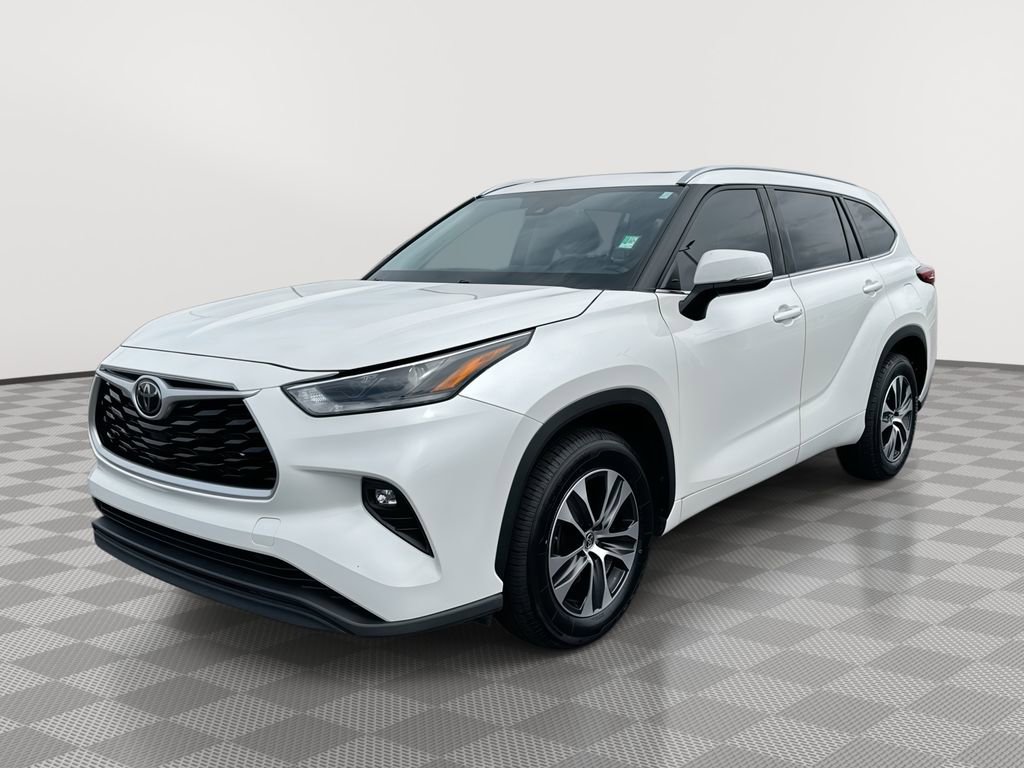 Used 2021 Toyota Highlander XLE FWD image 1