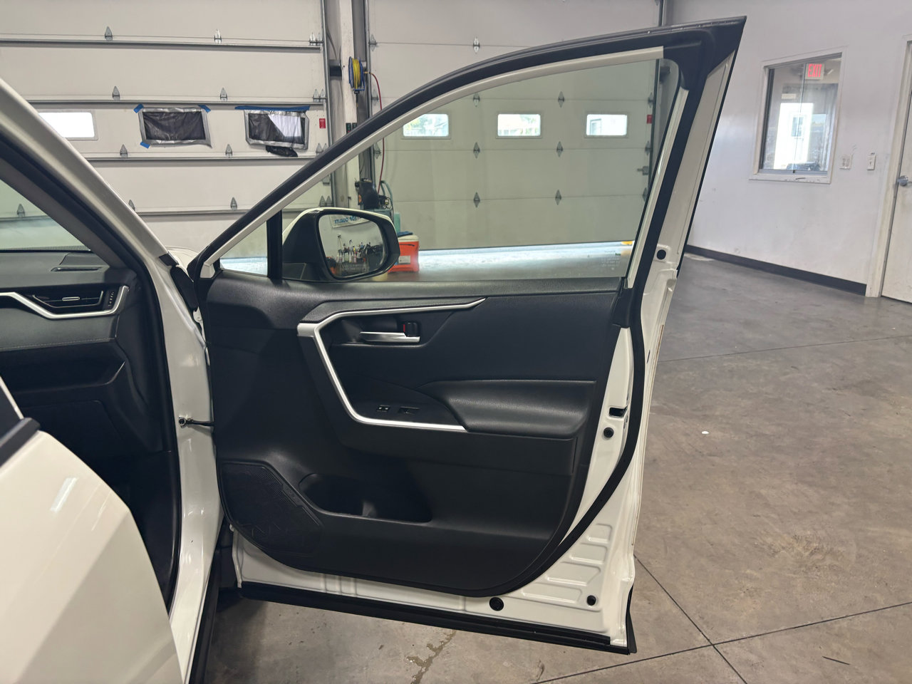 Used 2021 Toyota RAV4 XLE Premium image 31