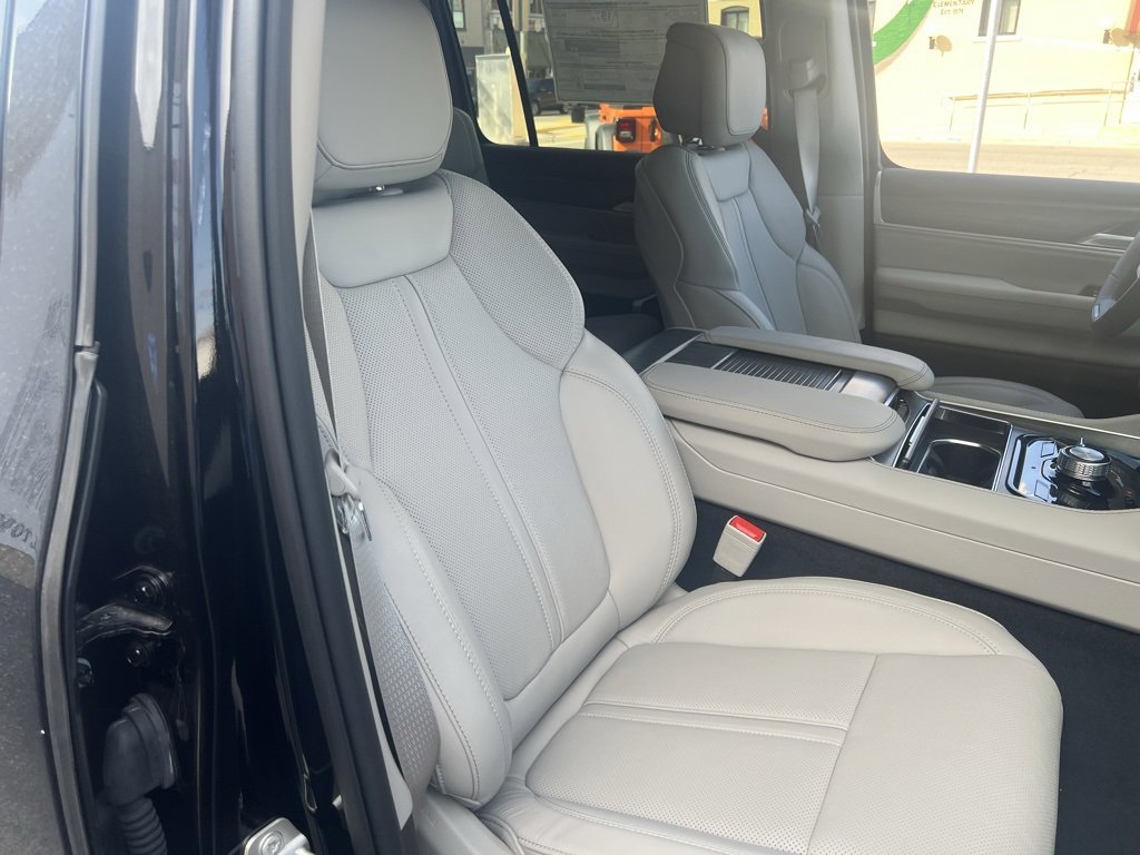 New 2024 Jeep Wagoneer L Series II w/ HD Trailer Tow Package image 29