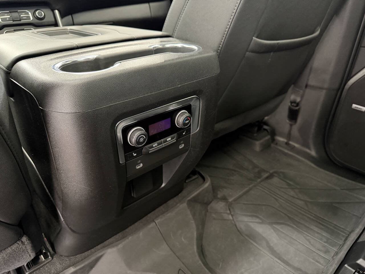 Used 2024 Chevrolet Suburban LT w/ Luxury Package AWD/4WD image 27