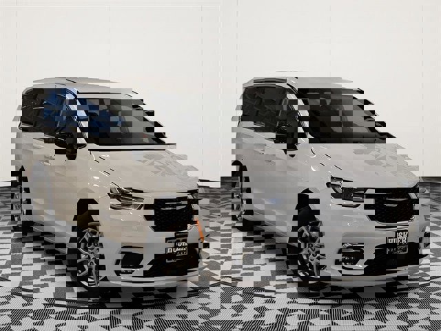 Used 2025 Chrysler Pacifica Select image 1