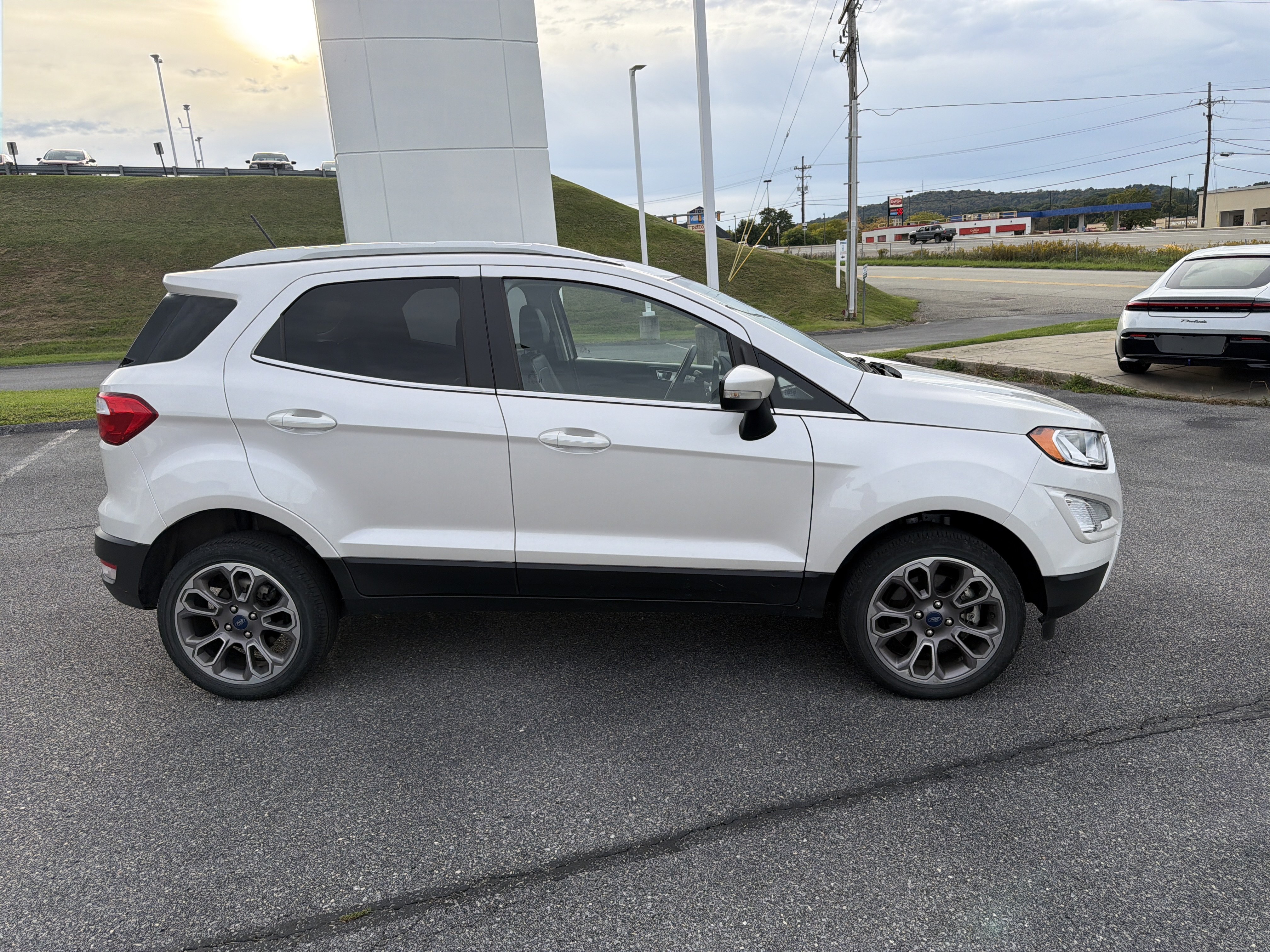 Used 2022 Ford EcoSport Titanium AWD/4WD image 3