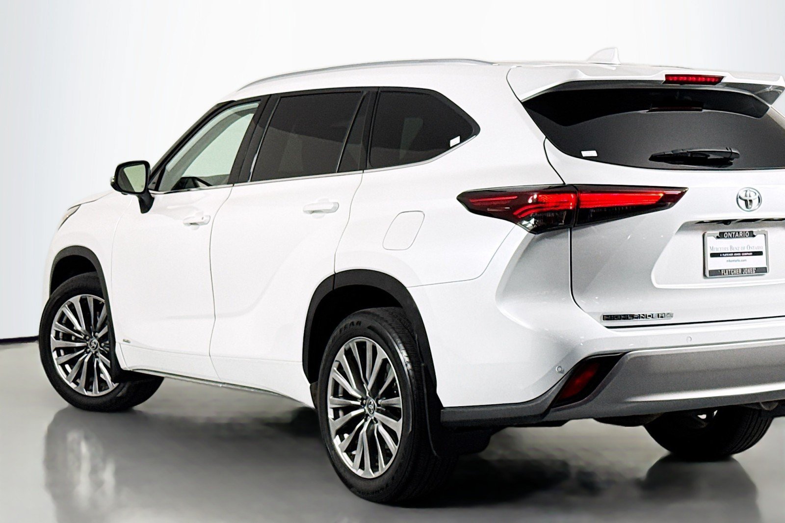Used 2025 Toyota Highlander Limited AWD/4WD image 16