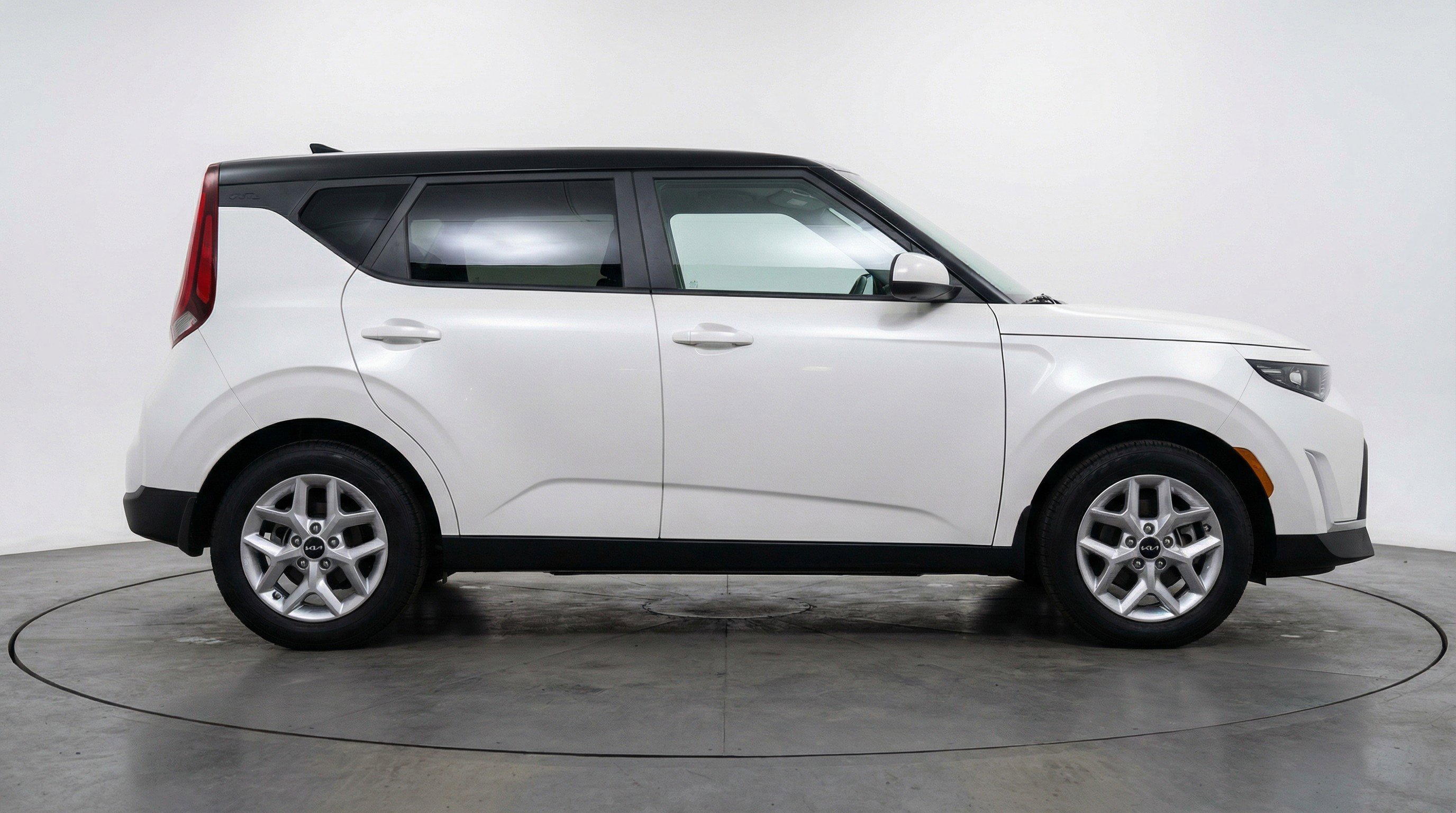 Used 2025 Kia Soul LX w/ LX Technology Package FWD image 11