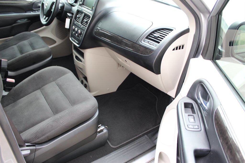 Used 2020 Dodge Grand Caravan SE w/ UConnect Hands-Free Group image 12