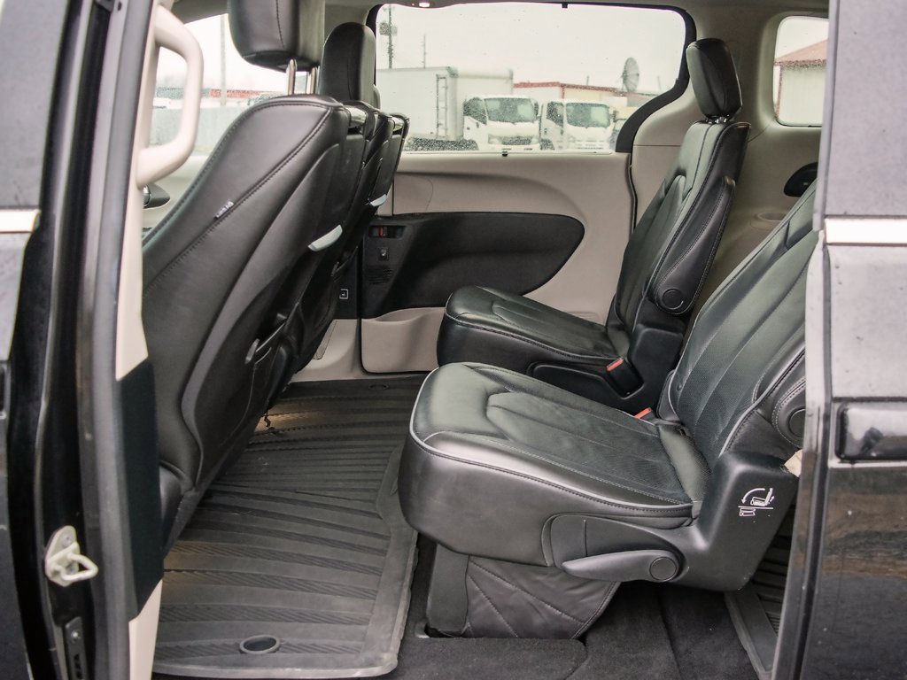 Used 2018 Chrysler Pacifica Limited image 32