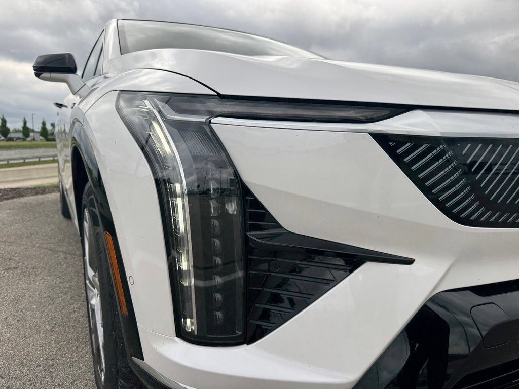 Used 2025 Cadillac Optiq Luxury 2 w/ LPO, Floor Liner Package AWD/4WD image 9