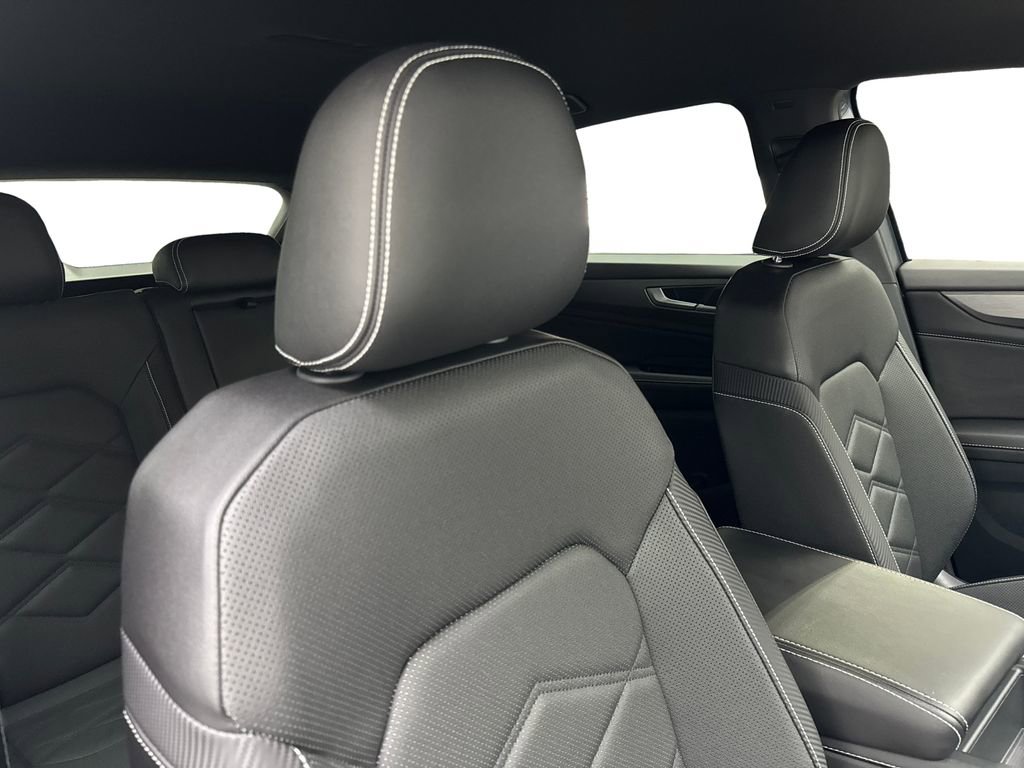 Used 2025 Volkswagen Atlas Cross Sport SE image 45