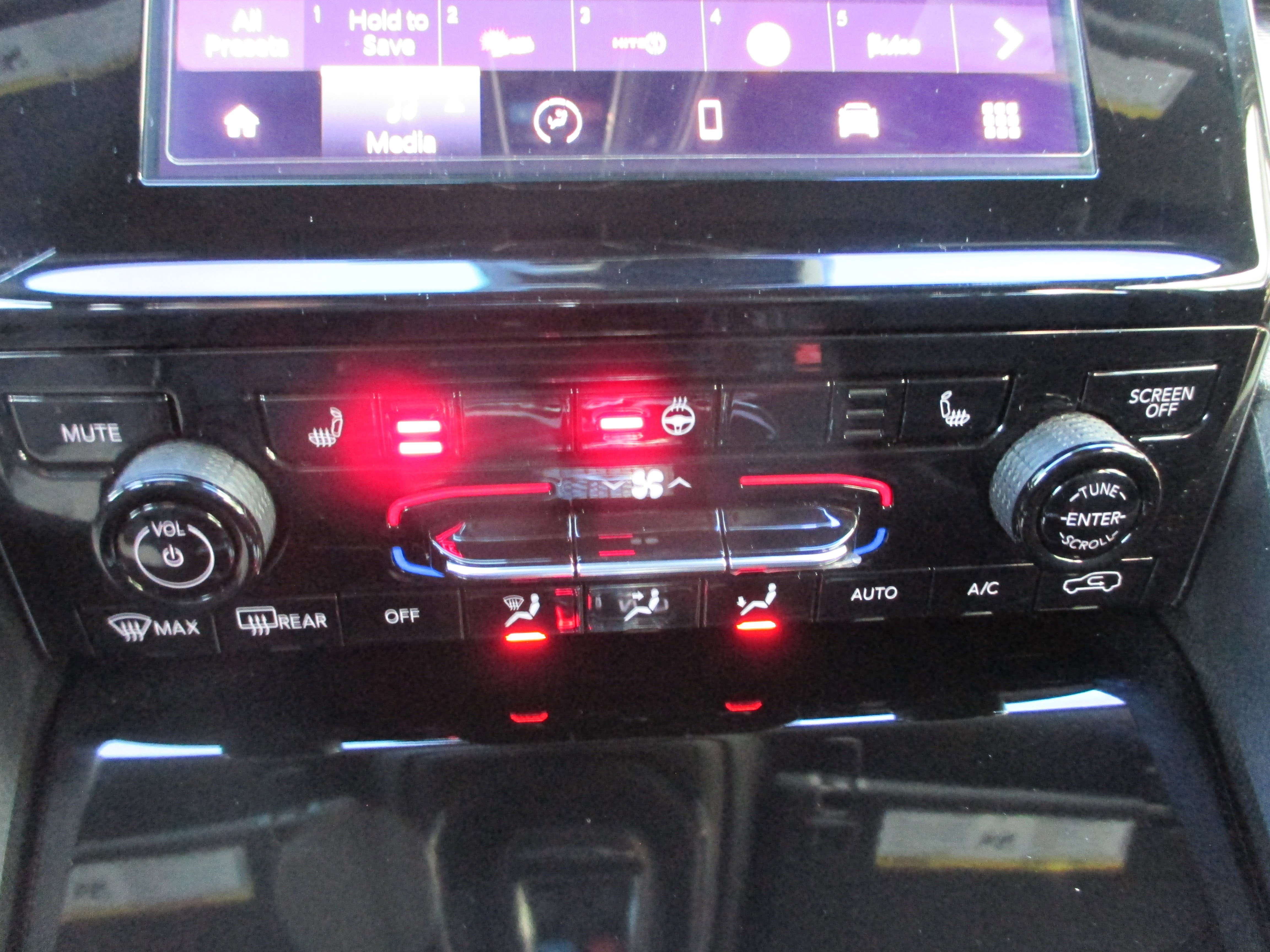 Used 2025 Jeep Grand Cherokee L Laredo w/ Luxury Tech Group I image 17