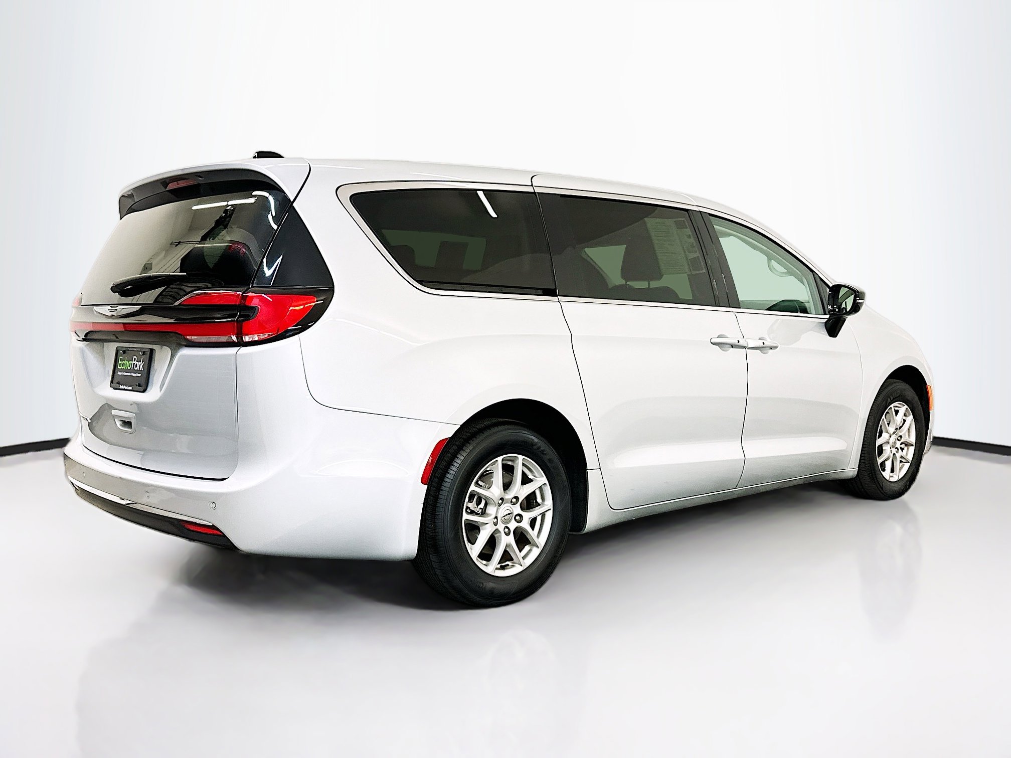 Used 2024 Chrysler Pacifica Touring-L image 9