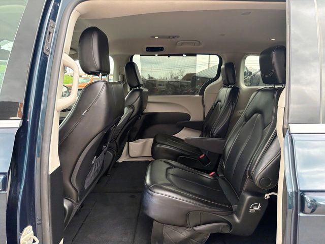 Used 2023 Chrysler Pacifica Touring-L image 22