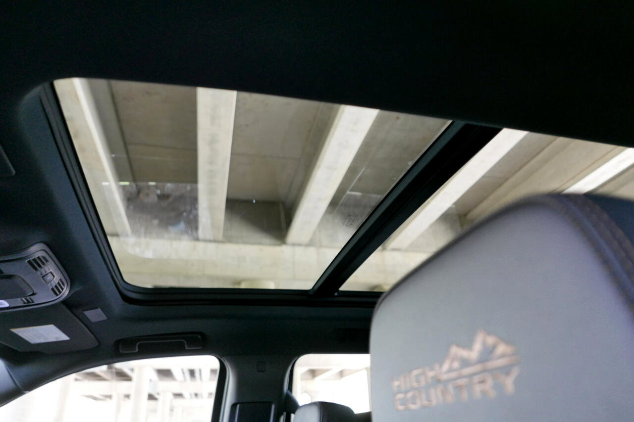 Used 2025 Chevrolet Suburban High Country image 28