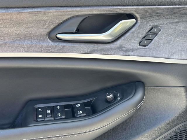 Used 2023 Jeep Grand Cherokee L Limited AWD/4WD image 9