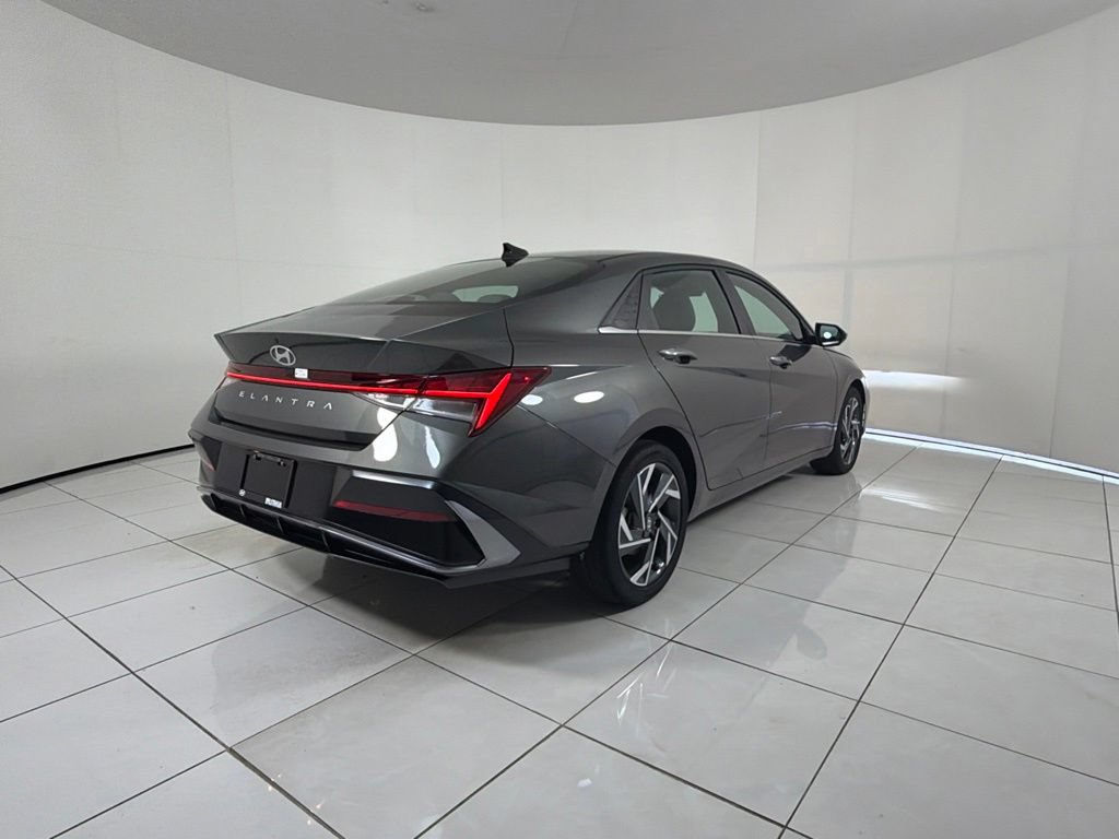 Certified 2025 Hyundai Elantra SEL FWD image 5