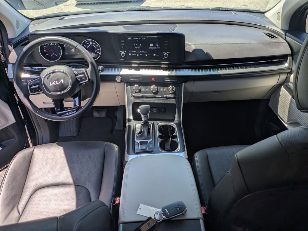 Used 2024 Kia Carnival LX FWD image 16