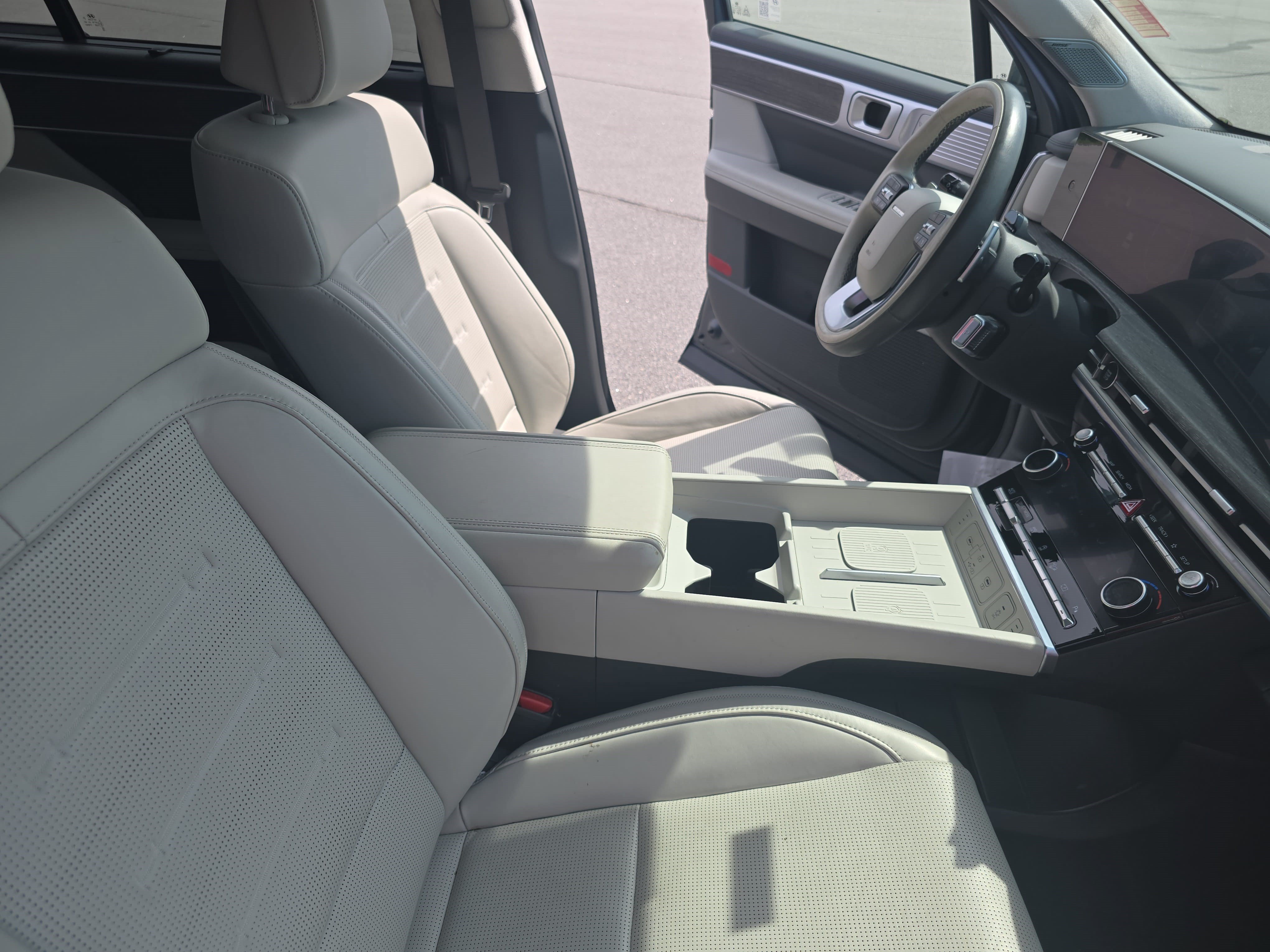 Used 2025 Hyundai Santa Fe Calligraphy AWD/4WD image 9