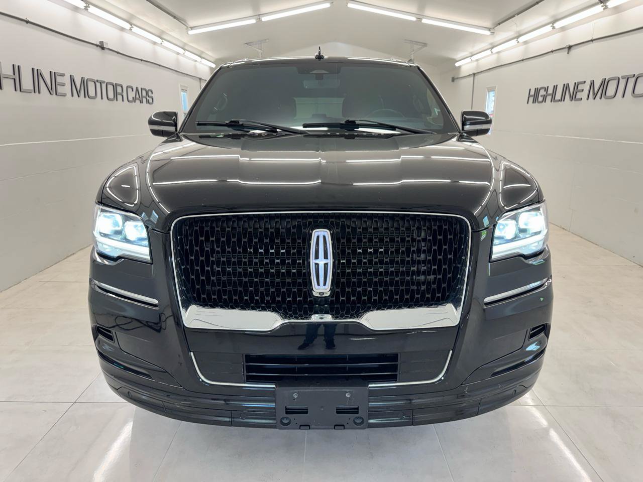 Used 2023 Lincoln Navigator L Reserve AWD/4WD image 2
