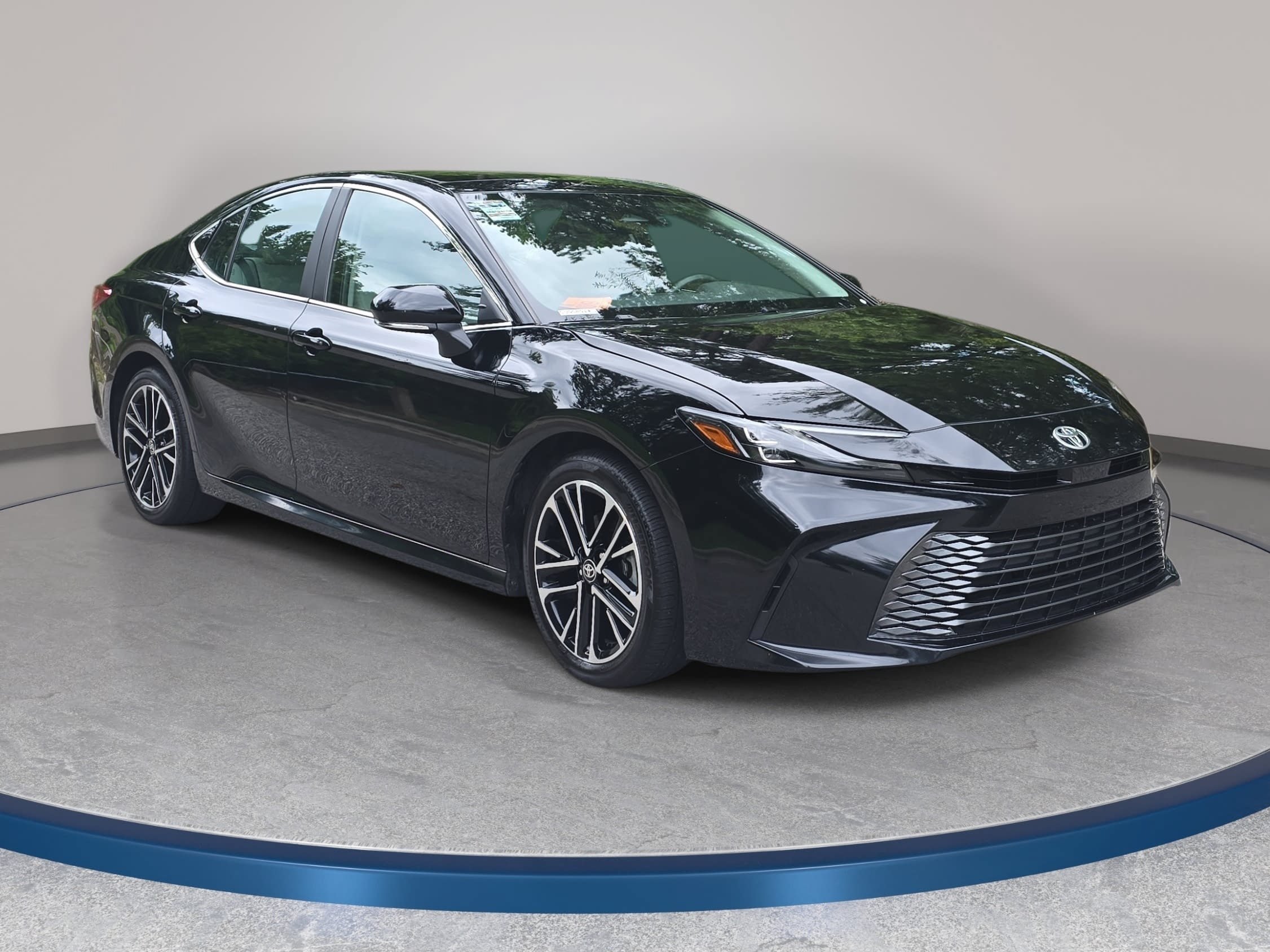 Used 2025 Toyota Camry XLE FWD image 3