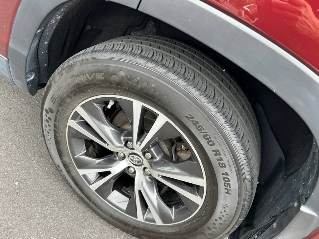 Used 2019 Toyota Highlander LE AWD/4WD image 17