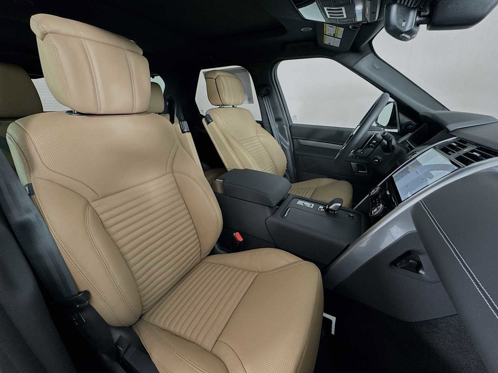 New 2025 Land Rover Discovery Dynamic SE AWD/4WD image 24