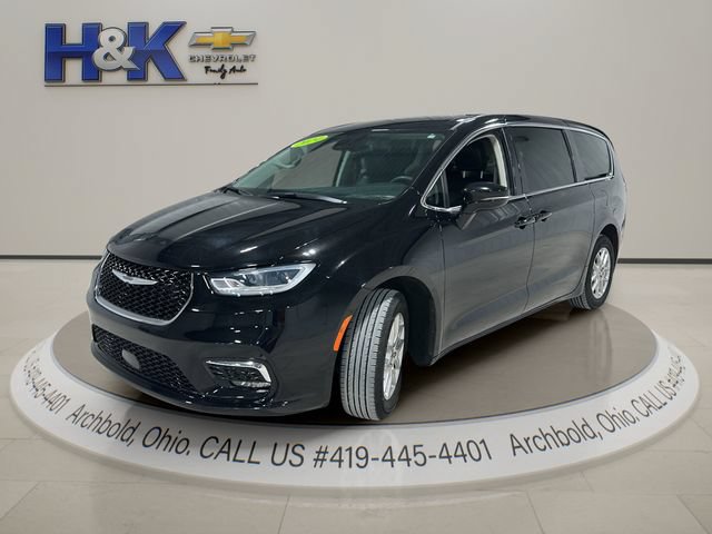 Used 2024 Chrysler Pacifica Touring-L FWD image 3